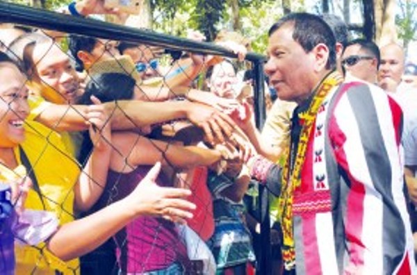 Tổng thống Duterte bắt tay những người ủng hộ tại Lễ hội Kaamulan ở thành phố Malaybalay, Bukidnon