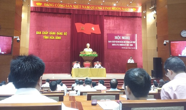 Đồng chí Bùi Văn Tỉnh - Ủy viên Ban Chấp hành Trung ương Đảng, Bí thư Tỉnh ủy trình bày đề cương quán triệt Kết luận số 10-KL/TW của Bộ Chính trị.