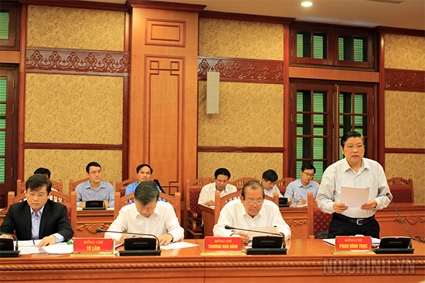 Đồng chí Phan Đình Trạc, Ủy viên Trung ương Đảng, Phó trưởng Ban Thường trực Ban Chỉ đạo Trung ương về PCTN, Trưởng Ban Nội chính Trung ương trình bày Báo cáo