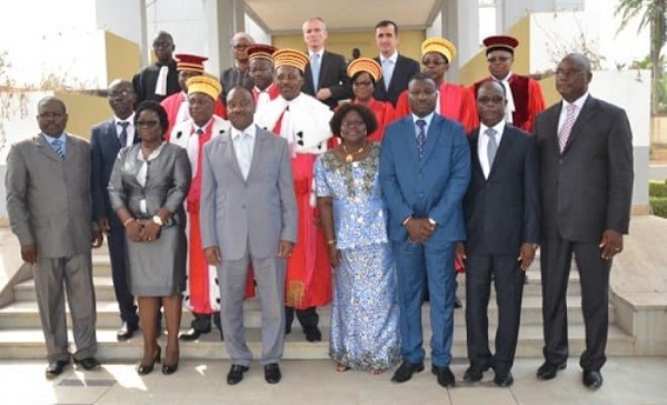 7 lãnh đạo Cơ quan Chống tham nhũng Togo (đứng hàng đầu tiên)