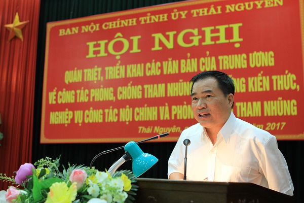 Đồng chí Bùi Xuân Hoà, Phó Bí thư Thường trực Tỉnh ủy, Chủ tịch Hội đồng nhân dân tỉnh Thái Nguyên phát biểu tại Hội nghị