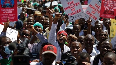 Các nhân viên y tế phản đối việc giam giữ các nhà lãnh đạo bên ngoài tòa phúc thẩm ở Thủ đô Nairobi 