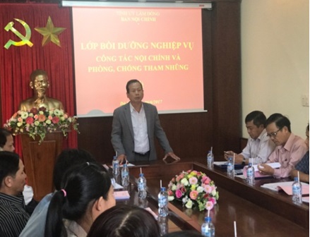 Đồng chí Nguyễn Xuân Tùng, Trưởng Ban Nội chính Tỉnh ủy Lâm Đồng  phát biểu khai mạc lớp bồi dưỡng