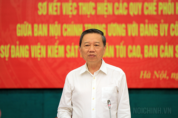 Đồng chí Tô Lâm, Ủy viên Bộ Chính trị, Bí thư Đảng ủy, Bộ trưởng Bộ Công an, Phó trưởng Ban Chỉ đạo Trung ương về phòng, chống tham nhũng phát biểu chỉ đạo Hội nghị