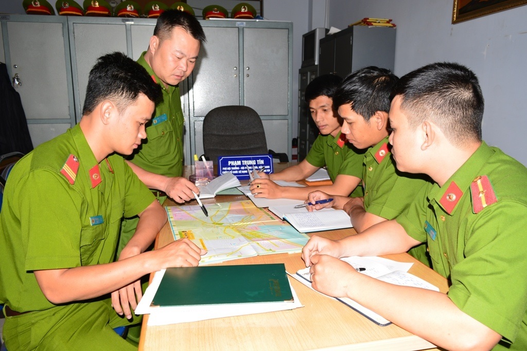 Cán bộ, chiến sĩ Công an tỉnh Đắk Lắk thảo luận, xây dựng phương án bắt giữ tội phạm 