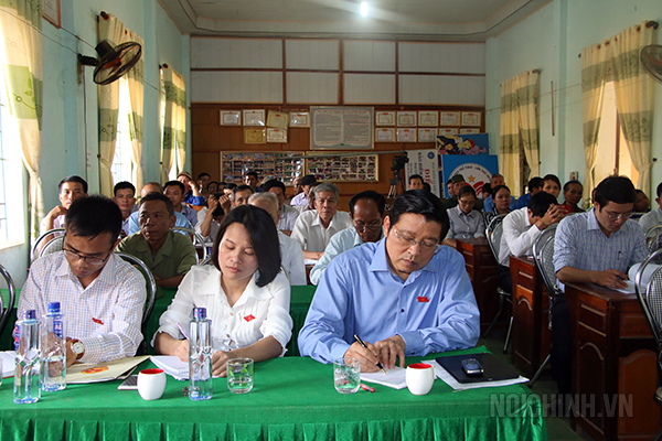 Các đại biểu Tổ bầu cử số 2 tại buổi tiếp xúc cử tri xã Nghĩa Lạc, huyện Nghĩa Đàn
