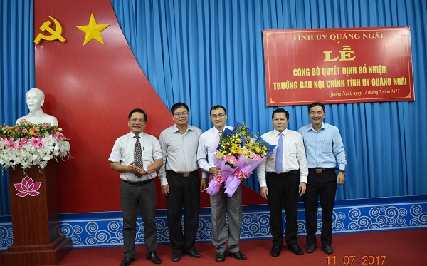 Phó Bí thư Tỉnh ủy Trần Văn Minh và Trưởng Ban Tổ chức Tỉnh ủy Nguyễn Chín trao Quyết định bổ nhiệm và tặng hoa chúc mừng đồng chí Võ Văn Quỳnh