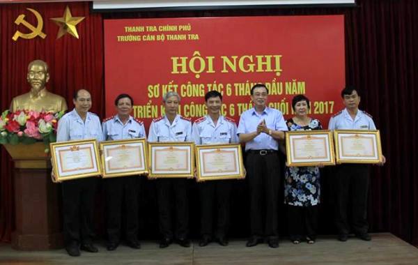 Phó Tổng Thanh tra Chính phủ Nguyễn Đức Hạnh trao Bằng khen của Tổng Thanh tra Chính phủ cho các tập thể và cá nhân có thành tích xuất sắc trong công tác năm 2016. 