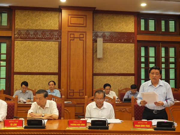 Đồng chí Phan Đình Trạc, Ủy viên Trung ương Đảng, Phó Trưởng ban Thường trực Ban Chỉ đạo Trung ương về PCTN, Trưởng Ban Nội chính Trung ương trình bày Báo cáo