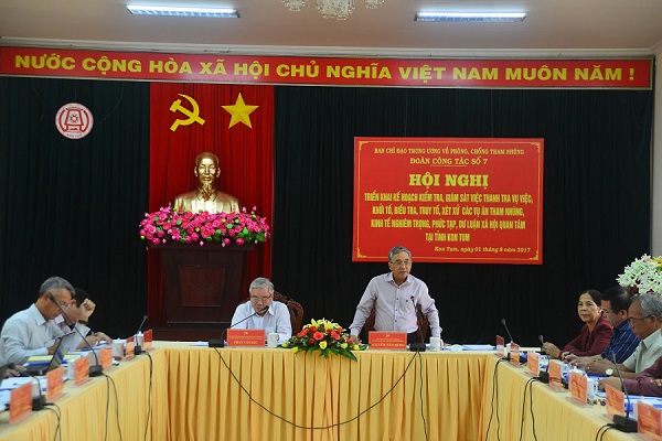 Đồng chí Nguyễn Văn Hùng, Ủy viên Trung ương Đảng, Bí thư Tỉnh uỷ Kon Tum phát biểu tại Hội nghị