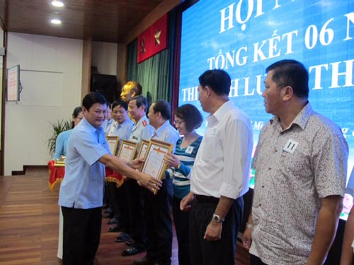 Phó Chủ tịch UBND Thành phố Hồ Chí Minh Huỳnh Cách Mạng trao bằng khen cho các tập thể