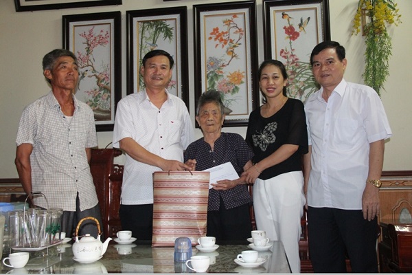 Các đồng chí lãnh đạo Ban Nội chính Tỉnh ủy Bắc Giang thăm, tặng quà mẹ Việt Nam anh hùng Đào Thị Diệm