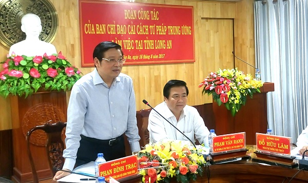 Đồng chí Phạm Văn Rạnh, Ủy viên Trung ương Đảng, Bí thư Tỉnh ủy, Chủ tịch Hội đồng nhân dân tỉnh phát biểu tại buổi làm việc