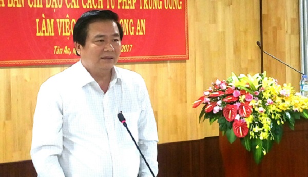 Đồng chí Phạm Văn Rạnh, Ủy viên Trung ương Đảng, Bí thư Tỉnh ủy, Chủ tịch Hội đồng nhân dân tỉnh phát biểu tại buổi làm việc
