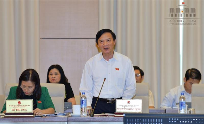 Chủ nhiệm Ủy ban Pháp luật, Phó Trưởng Đoàn thường trực Đoàn giám sát Nguyễn Khắc Định trình bày Báo cáo