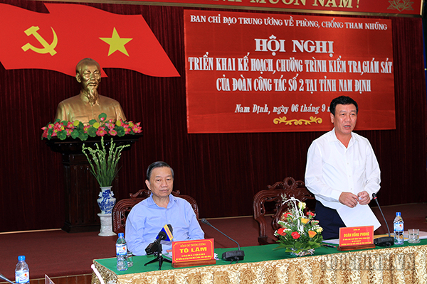 Đồng chí Đoàn Hồng Phong, Ủy viên Trung ương Đảng, Bí thư Tỉnh ủy Nam Định phát biểu tại Hội nghị