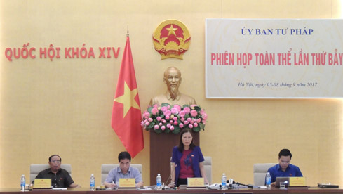Đồng chí Lê Thị Nga, Ủy viên Trung ương Đảng, Chủ nhiệm Ủy ban Tư pháp của Quốc hội phát biểu tại Phiên họp