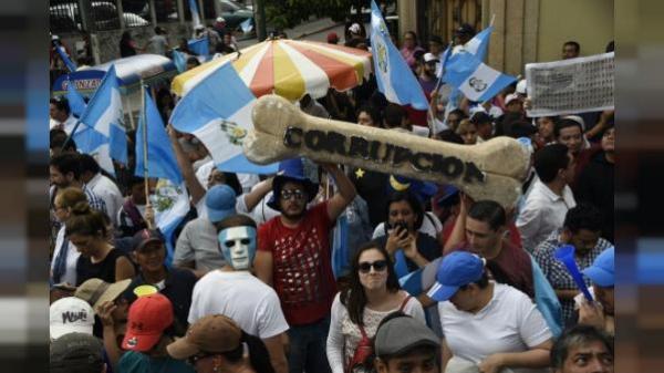 Đoàn người biểu tình chống tham nhũng phong tỏa trụ sở Quốc hội Guatemala