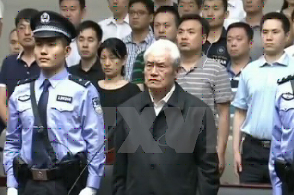 Ông Chu Vĩnh Khang (giữa, hàng trước) tại phiên tòa ở Thiên Tân, tháng 6-2015