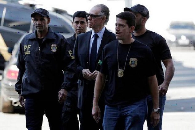 Ông Carlos Nuzman (đeo kính) bị bắt vì hối lộ