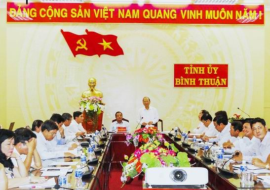 Quang cảnh một cuộc họp do Thường trực Tỉnh ủy Bình Thuận chủ trì