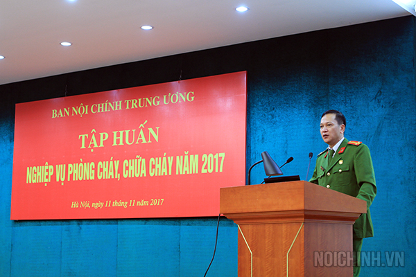 Trung tá Trần Văn Đồng, Cán bộ trường Đại học Cảnh sát phòng cháy và chữa cháy, Bộ Công an truyền đạt phần lý thuyết tại buổi tập huấn