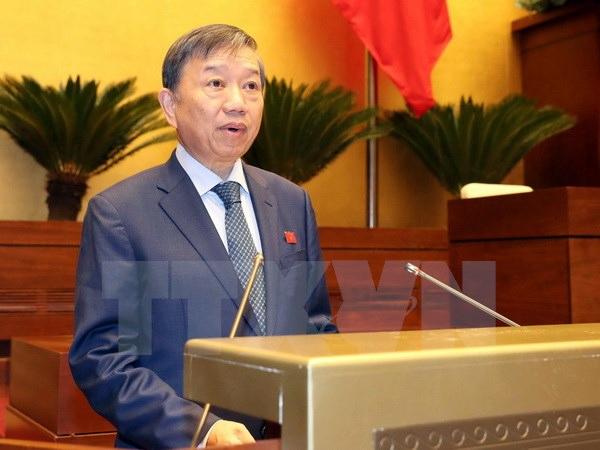 Bộ trưởng Bộ Công an Tô Lâm thừa ủy quyền của Thủ tướng Chính phủ trình bày tờ trình về dự án Luật bảo vệ bí mật nhà nước (ngày 25-10)