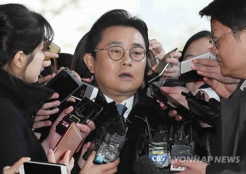 Ông Jun Byung-hun bị phóng viên bao vây khi xuất hiện tại cơ quan công tố 