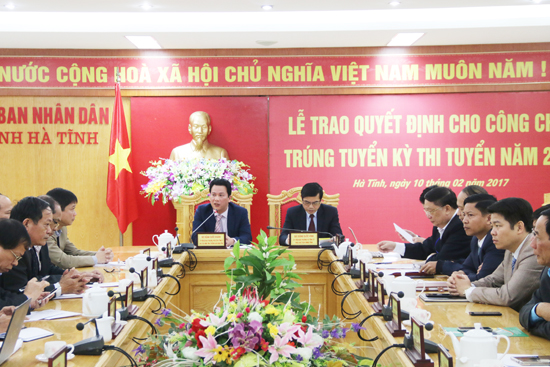 UBND tỉnh Hà Tĩnh tổ chức lễ trao quyết định cho công chức trúng tuyển kỳ thi tuyển công chức