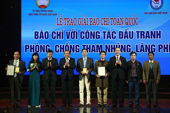 Chủ tịch nước Trần Đại Quang, Phó Thủ tướng Thường trực Chính phủ Trương Hòa Bình trao giải cho các tác giả đoạt giải A