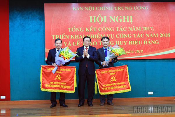 Đồng chí Phan Đình Trạc, Bí thư Trung ương Đảng, Trưởng Ban Nội chính Trung ương trao Cờ thi đua cho Tạp chí Nội chính và Vụ Nghiên cứu tổng hợp, Ban Nội chính Trung ương