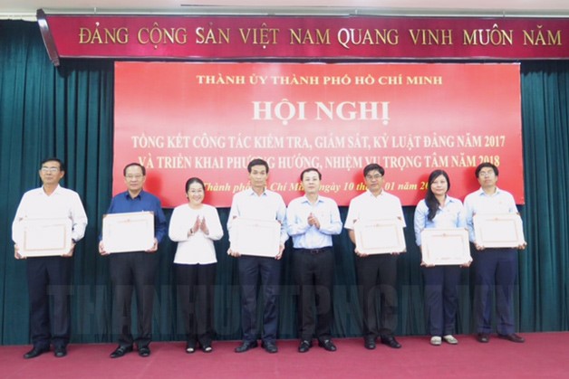 Đại diện 12 tập thể nhận bằng khen của Ban Thường vụ Thành ủy Thành phố Hồ Chí Minh tại Hội nghị tổng kết công tác kiểm tra, giám sát, kỷ luật đảng năm 2017 