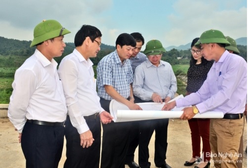 Đoàn công tác của Ủy ban Kiểm tra Tỉnh ủy Nghệ An giám sát xây dựng công trình thủy lợi, thủy điện bản Mồng tại huyện Quỳ Châu(tháng 7-2017)