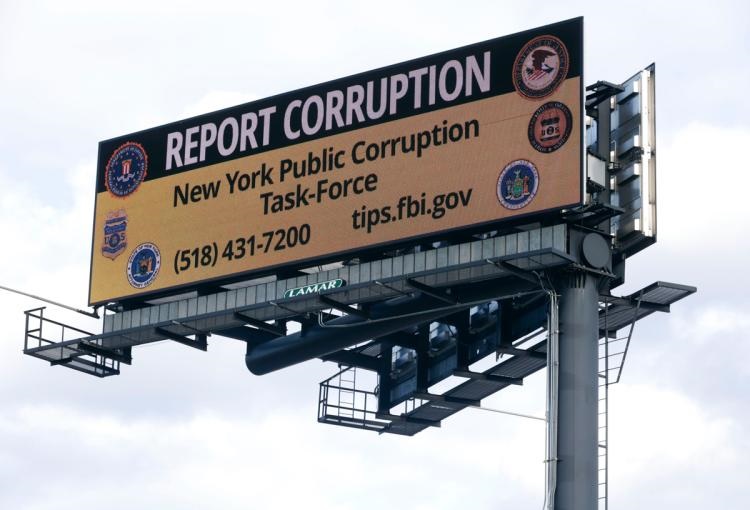 Các nhà chức trách ở Thành phố New York đang dùng các biển quảng cáo để khuyến khích người dân tố cáo các chính trị gia tham nhũng