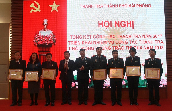 Lãnh đạo UBND thành phố trao Kỷ niệm chương của Thanh tra Chính phủ cho các cá nhân tại Hội nghị tổng kết công tác ngành Thanh tra Hải Phòng