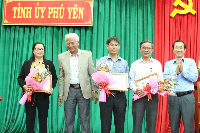 Phó Bí thư thường trực Tỉnh ủy Lương Minh Sơn và Trưởng Ban Nội chính Tỉnh ủy Nguyễn Thái Học trao Kỷ niệm chương Vì sự nghiệp Nội chính Đảng cho các cá nhân