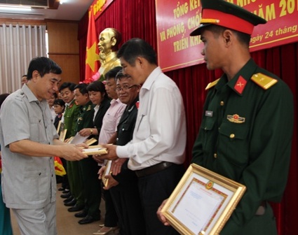 Đồng chí Trần Quốc Cường, Ủy viên Trung ương Đảng, Phó Bí Thư Tỉnh ủy trao giấy khen của Ban Nội chính Tỉnh ủy cho các tập thể có thành tích xuất sắc trong công tác nội chính và phòng chống tham nhũng năm 2017