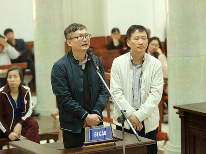 Bị cáo Đinh Mạnh Thắng (bên trái) và bị cáo Trịnh Xuân Thanh (bên phải) trả lời câu hỏi của Hội đồng xét xử tại phiên tòa