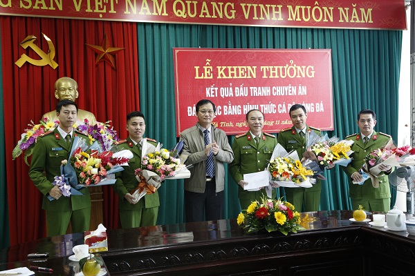 Đồng chí Nguyễn Văn Huyên, Ủy viên Ban Thường vụ, Trưởng Ban Nội chính Tỉnh ủy Hà Tĩnh trao thưởng tại Lễ khen thưởng kết quả đấu tranh chuyên án đánh bạc (tháng 11-2017)