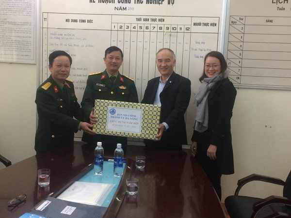 Lãnh đạo Ban Nội chính Thành ủy thăm và tặng quà Tết cho Phòng Quân báo Quân khu 5
