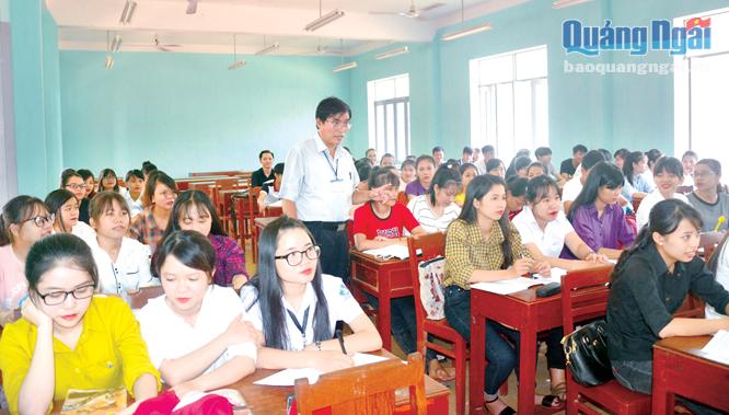 Giảng viên Trường Đại học Phạm Văn Đồng, tỉnh Quảng Ngãi truyền giảng kiến thức về phòng, chống tham nhũng cho sinh viên