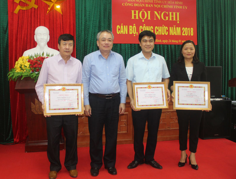Đồng chí Đinh Quốc Liêm, UVBTV, Trưởng Ban Nội chính Tỉnh ủy trao tặng danh hiệu tập thể lao động xuất sắc và tập thể lao động tiên tiến năm 2017 cho 3/3 phòng chuyên môn 