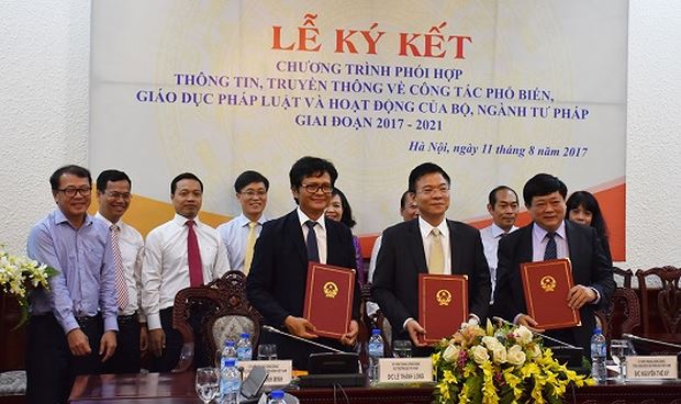 Bộ Tư pháp, Đài Truyền hình Việt Nam, Đài Tiếng nói Việt Nam ký kết Chương trình phối hợp thông tin, truyền thông về công tác phổ biến, giáo dục pháp luật và hoạt động của Bộ, ngành Tư pháp giai đoạn 2017-2021 