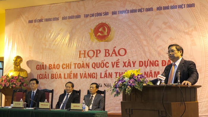 Đồng chí Phạm Minh Chính, Ủy viên Bộ Chính trị, Bí thư Trung ương Đảng, Trưởng Ban Tổ chức Trung ương, Trưởng Ban Chỉ đạo Giải Búa liềm vàng phát biểu tại Họp báo