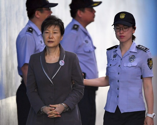 Cựu Tổng thống Hàn Quốc Park Geun-Hye (trái) tới Tòa án quận trung tâm Seoul ngày 7-8-2017