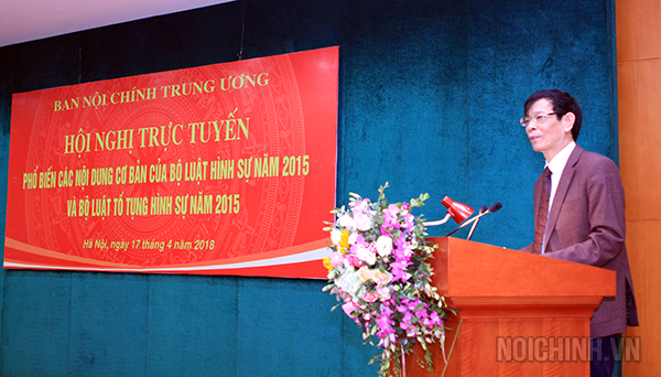 Đồng chí Lê Hữu Thể, Phó Viện trưởng Viện kiểm sát nhân dân tối cao trình bày nội dung chuyên đề tại Hội nghị