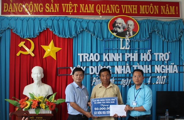 Công đoàn Vụ Công tác phía Nam - Ban Nội chính Trung ương phối hợp với Ban Nội chính Tỉnh ủy Ninh Thuận và chính quyền địa phương trao kinh phí xây dựng nhà tình nghĩa ở xã Phước Dinh, huyện Thuận Nam (năm 2017)