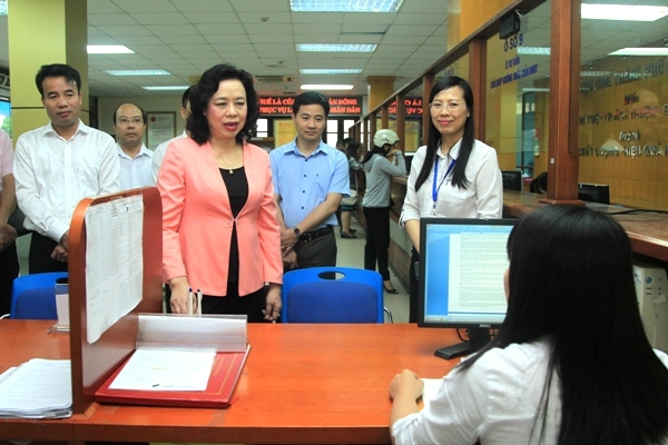 Phó Bí thư Thường trực Thành ủy Hà Nội Ngô Thị Thanh Hằng kiểm tra tại bộ phận một cửa Cục Thuế Hà Nội