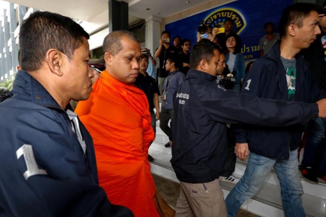 Một nhà sư bị cảnh sát Thái Lan bắt giữ đưa về trụ sở cảnh sát