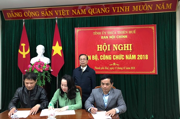 Các đơn vị của Ban Nội chính Tỉnh ủy Thừa Thiên Huế ký kết thi đua tại Hội nghị cán bộ, công chức năm 2018 